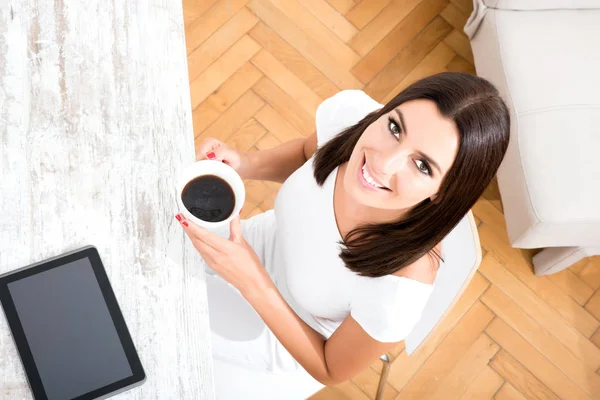 Mooie vrouw die koffie drinkt — Stockfoto